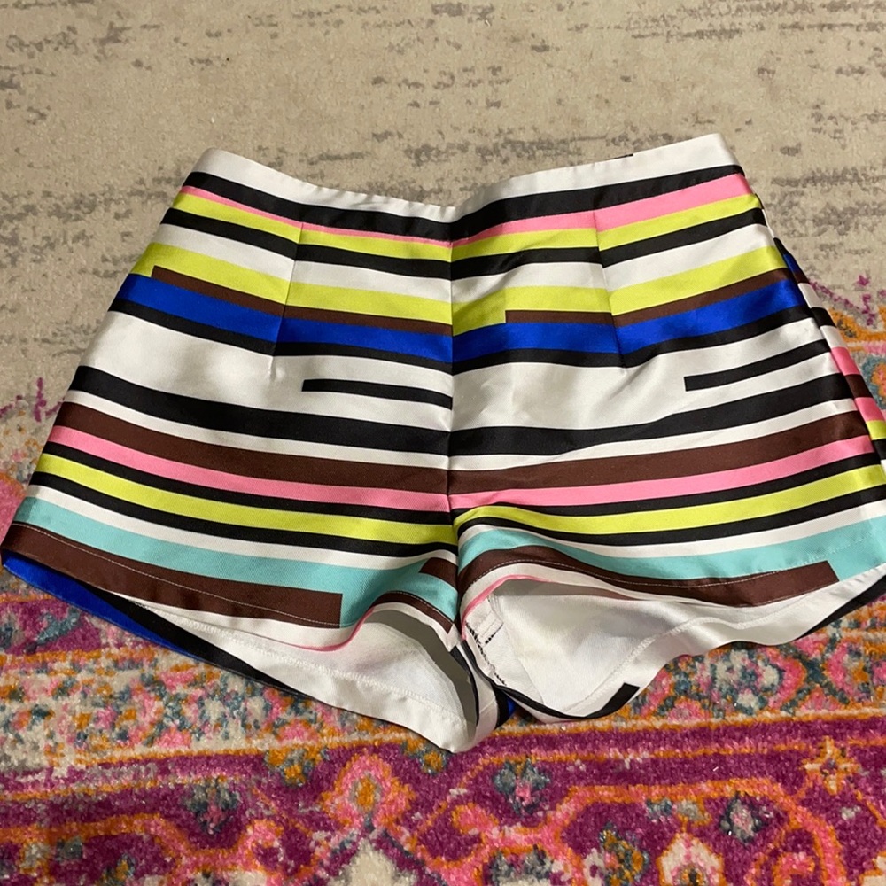 Multicolored shorts. Fit high waisted